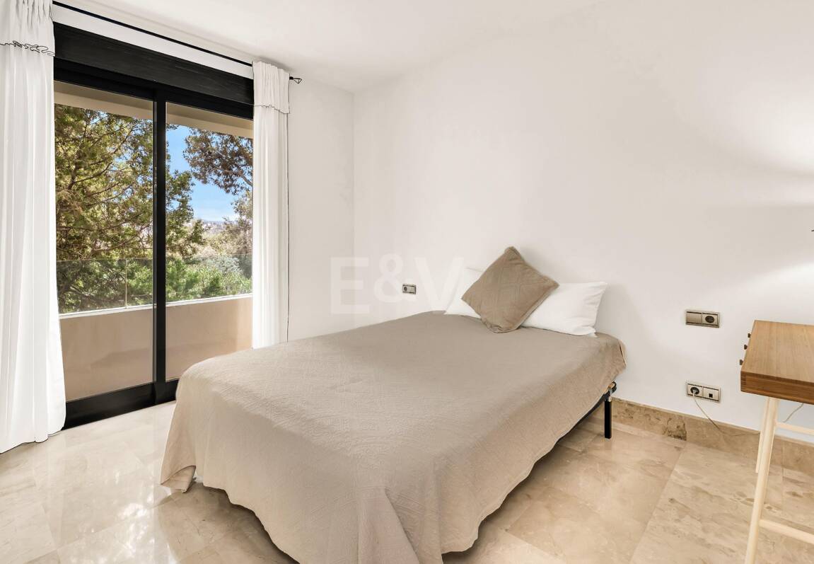 Elegant Beachside Appartement dans la communauté sécurisée de Los Monteros