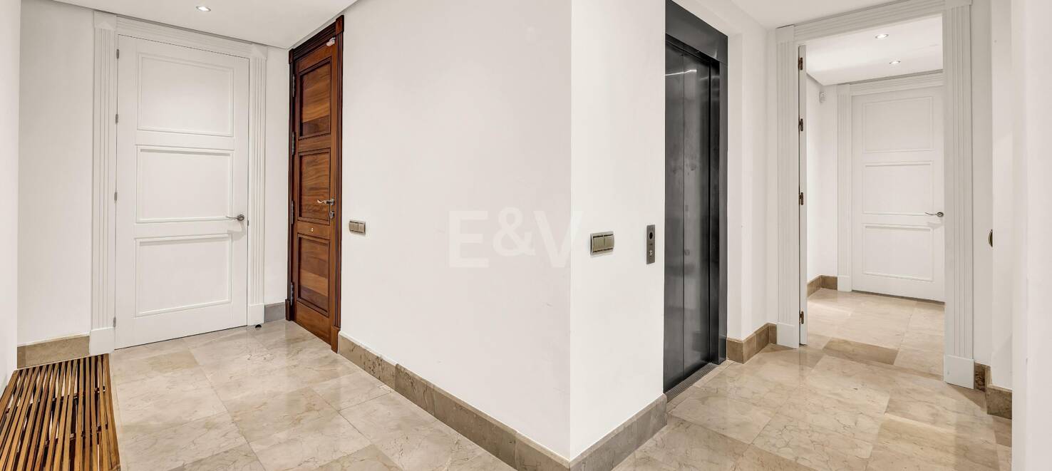 Elegant Beachside Apartment in the Secure Gated Community of Los Monteros
