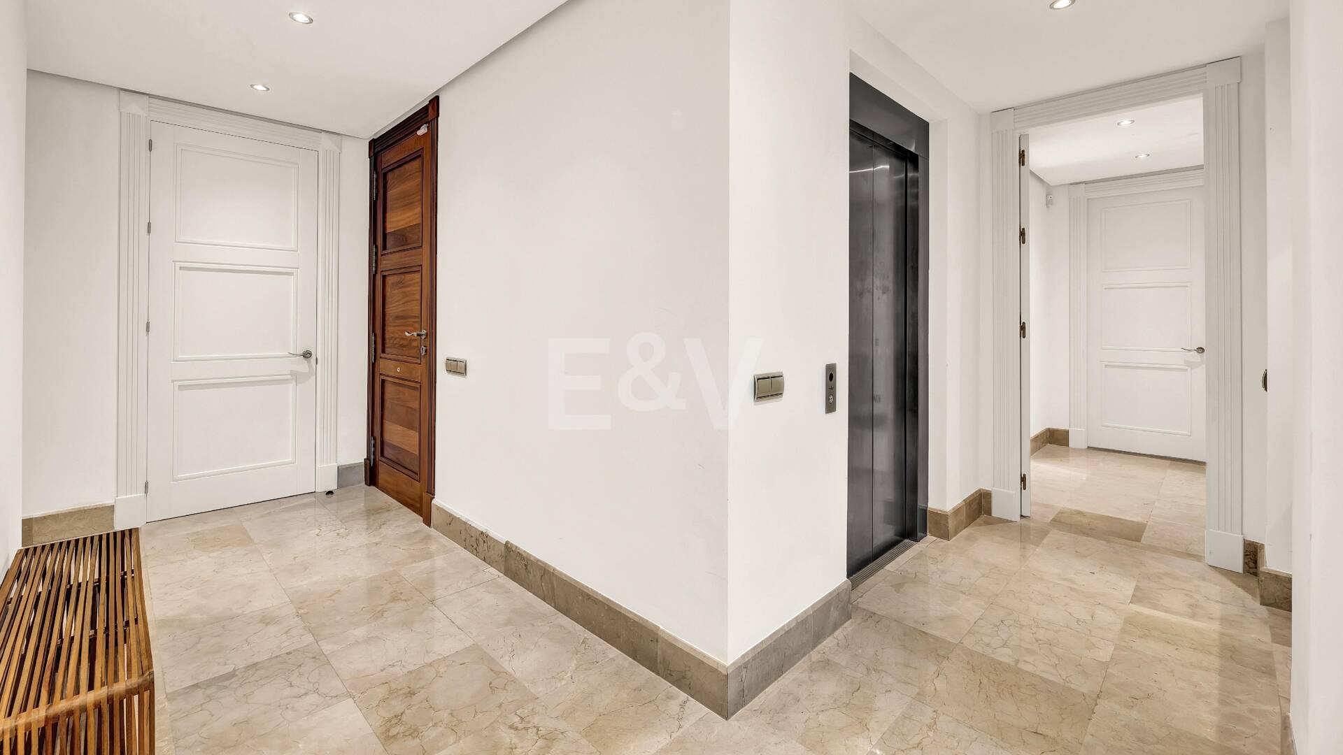 Elegant Beachside Appartement dans la communauté sécurisée de Los Monteros