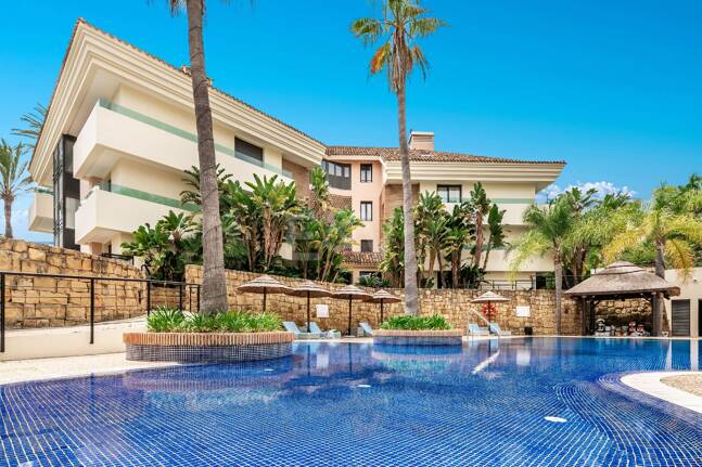 Elegant Beachside Appartement dans la communauté sécurisée de Los Monteros