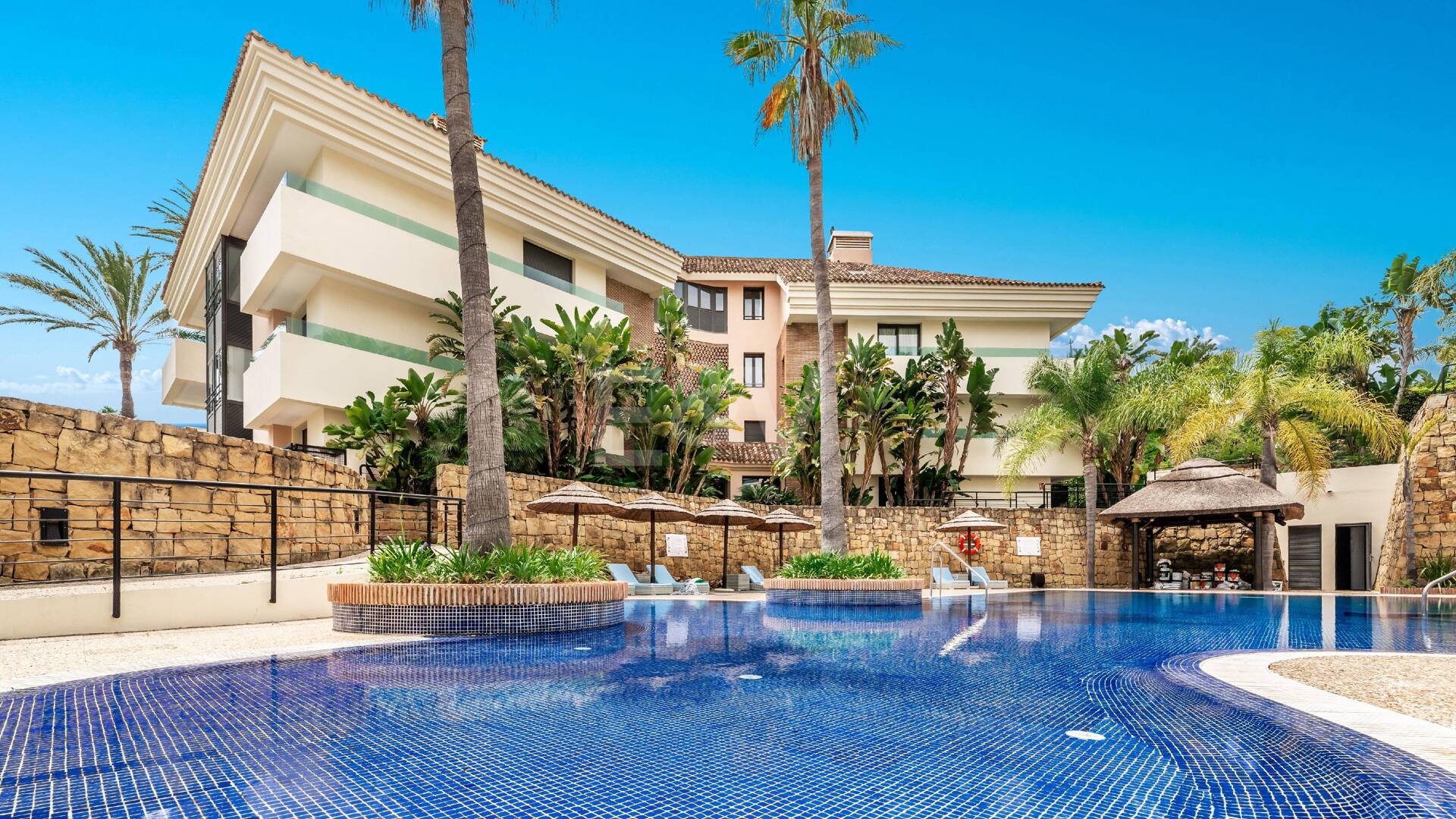 Elegant Beachside Appartement dans la communauté sécurisée de Los Monteros