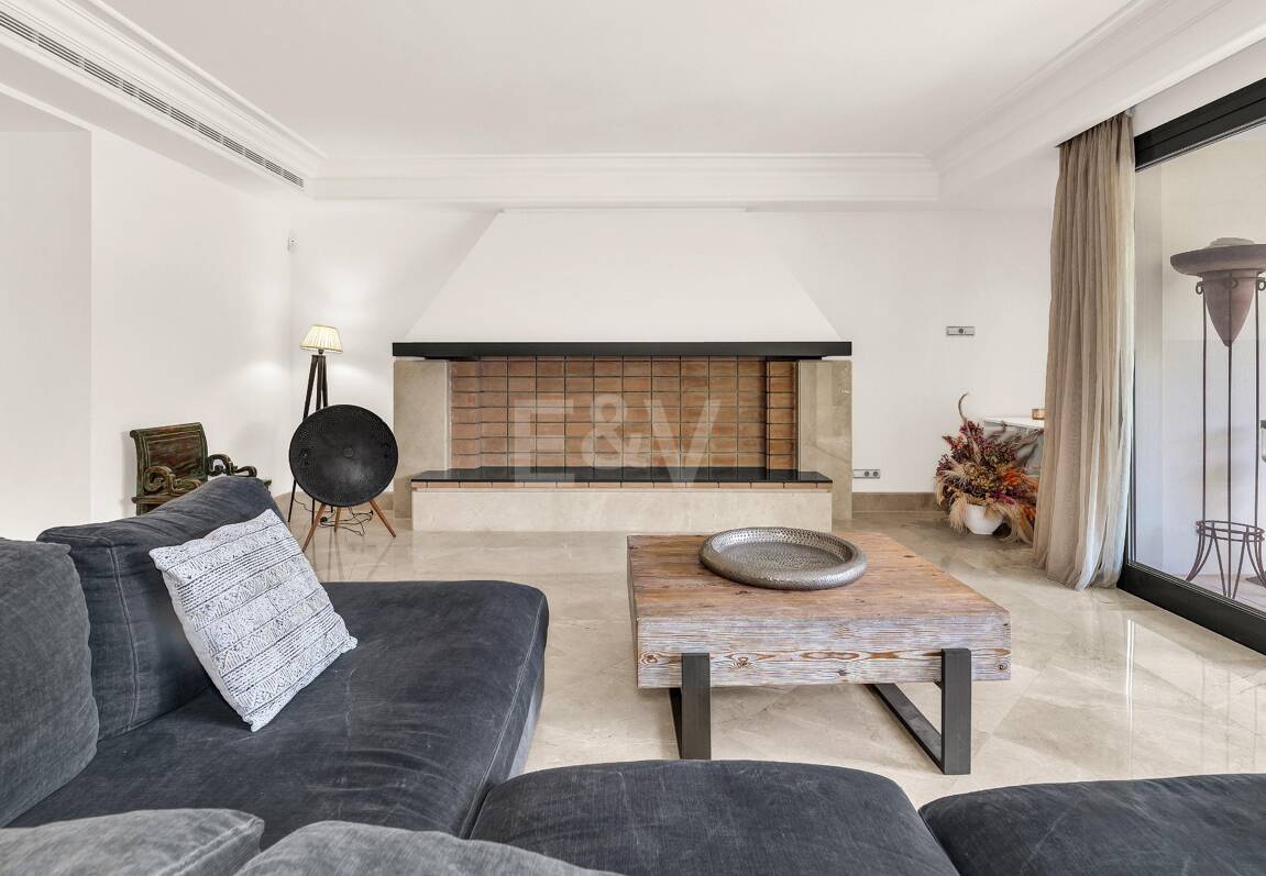 Elegant Beachside Appartement dans la communauté sécurisée de Los Monteros