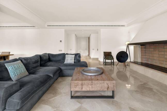 Elegant Beachside Appartement dans la communauté sécurisée de Los Monteros