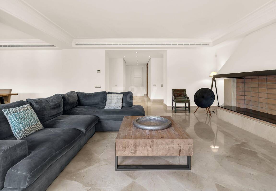 Elegant Beachside Appartement dans la communauté sécurisée de Los Monteros