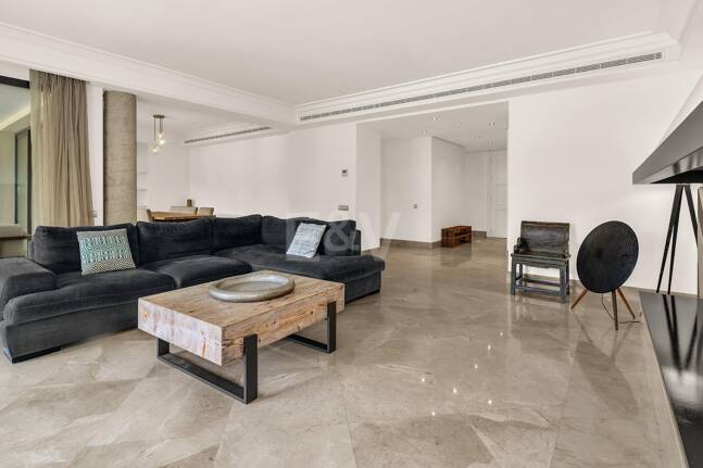 Elegant Beachside Appartement dans la communauté sécurisée de Los Monteros