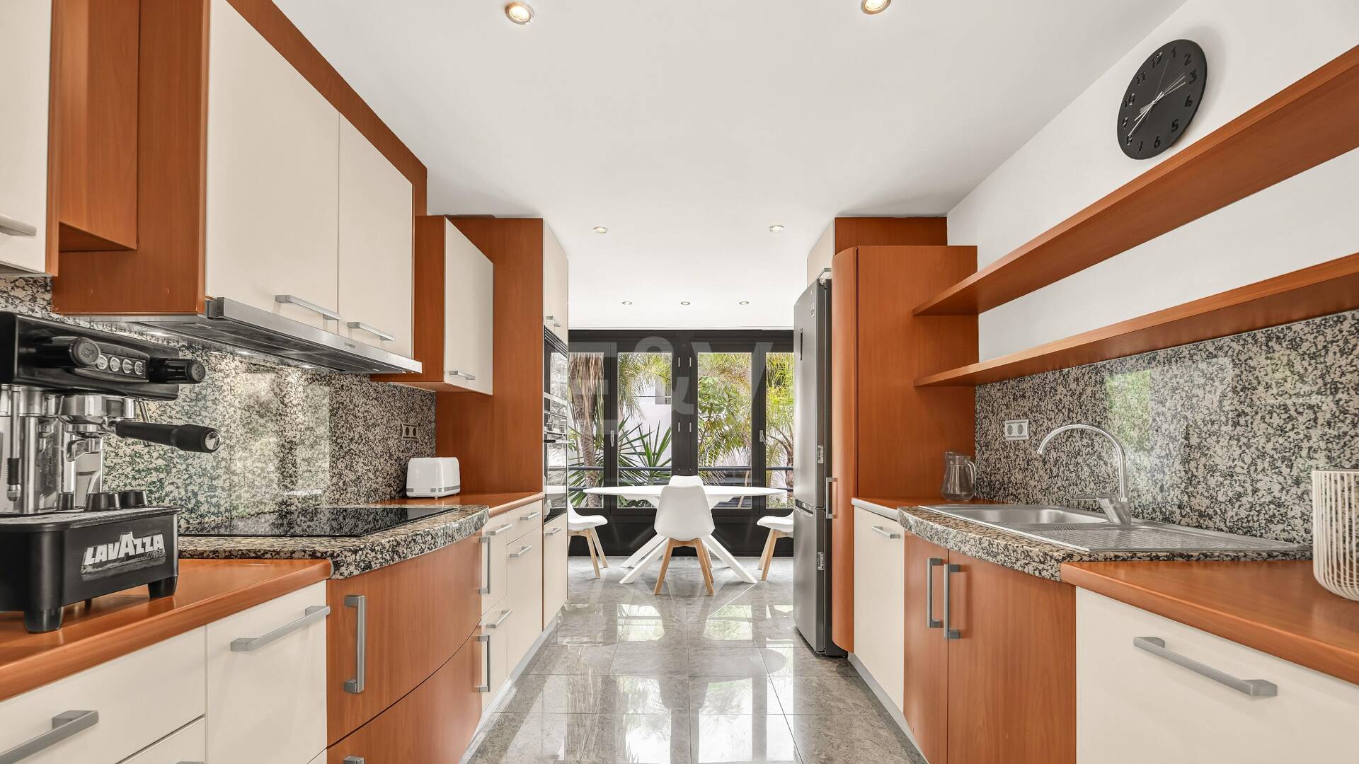 Elegant Beachside Appartement dans la communauté sécurisée de Los Monteros