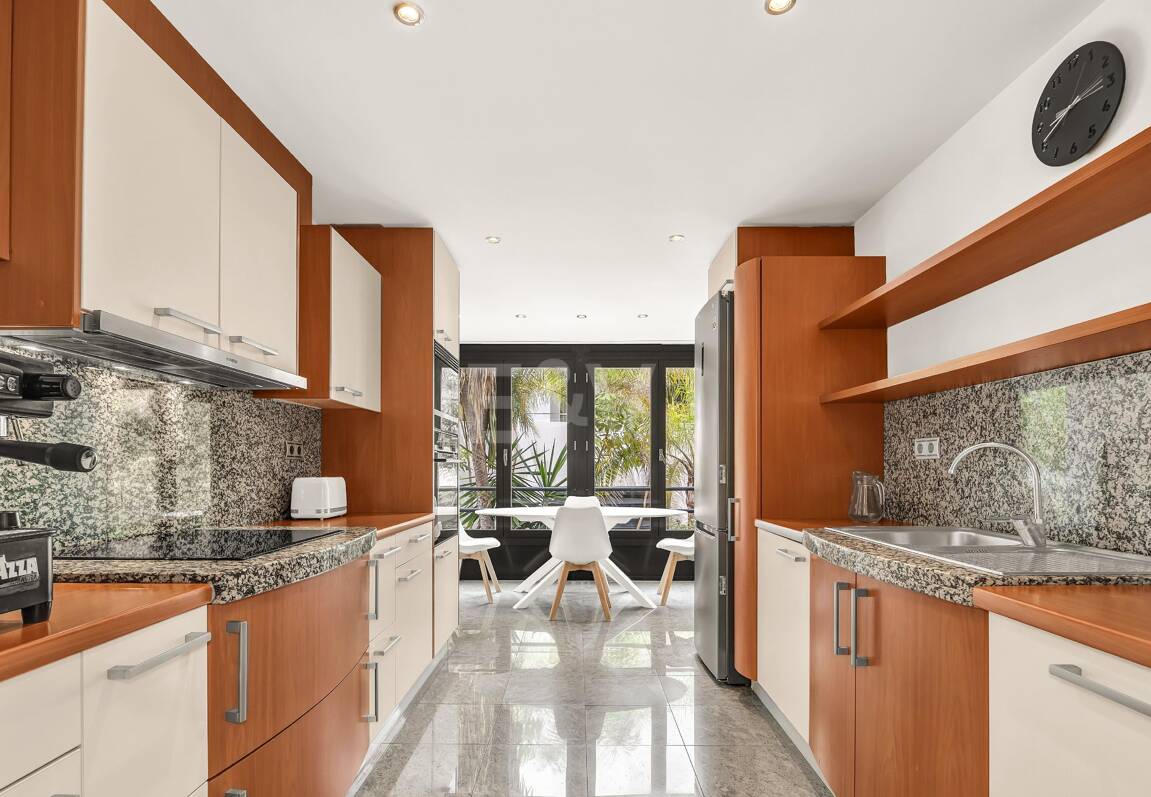 Elegant Beachside Appartement dans la communauté sécurisée de Los Monteros