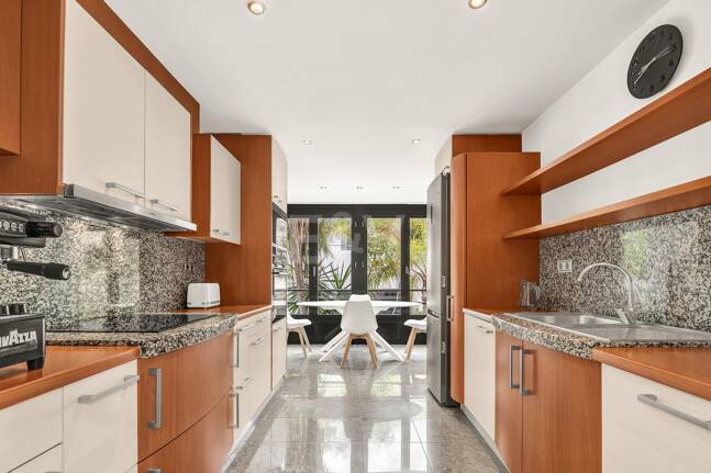 Elegant Beachside Appartement dans la communauté sécurisée de Los Monteros