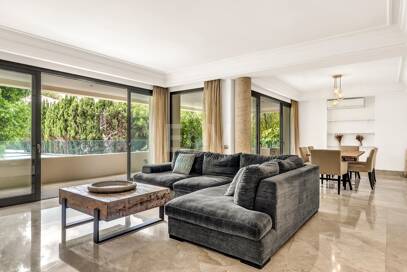 Elegant Beachside Appartement dans la communauté sécurisée de Los Monteros