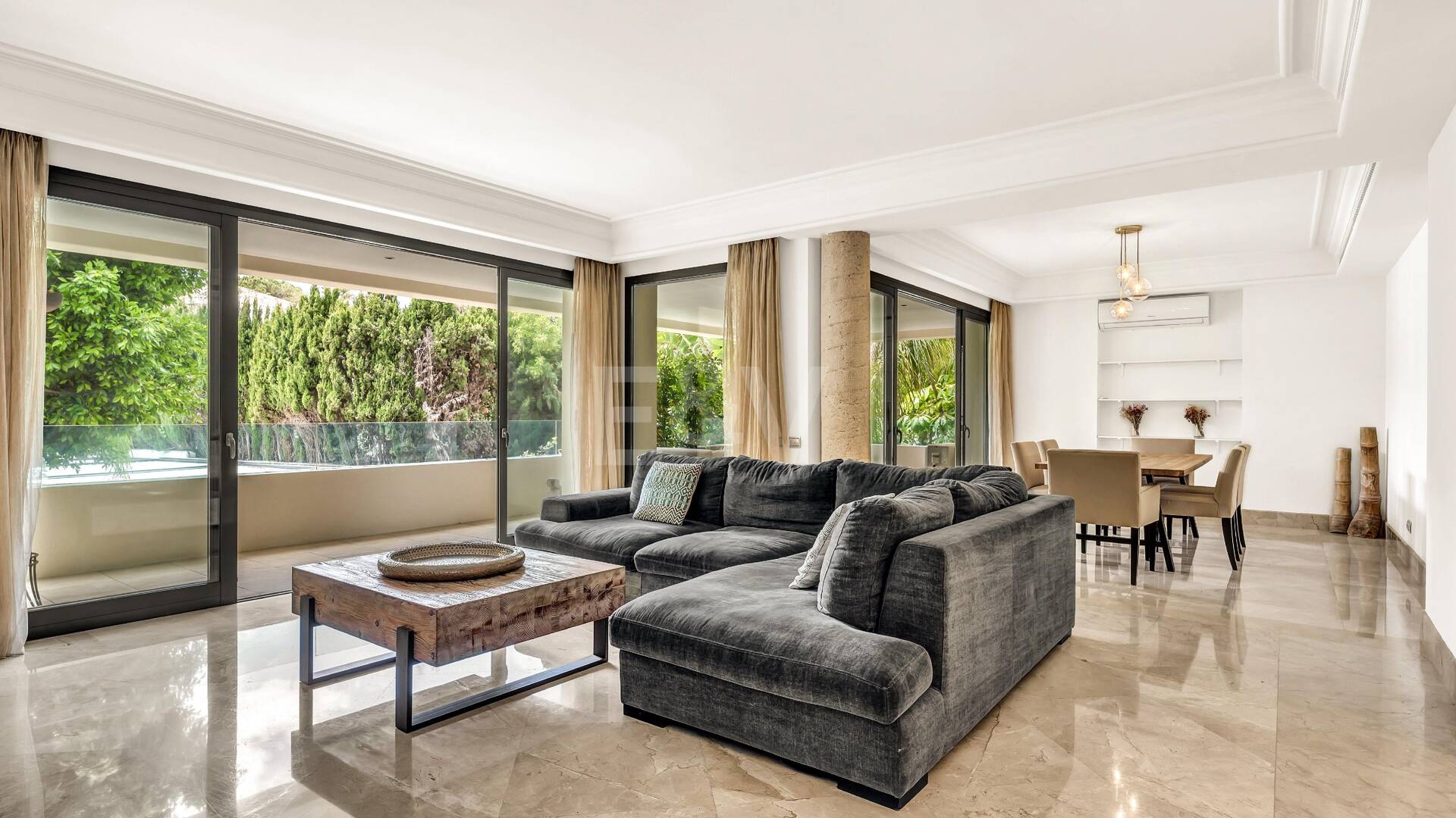 Elegant Beachside Appartement dans la communauté sécurisée de Los Monteros