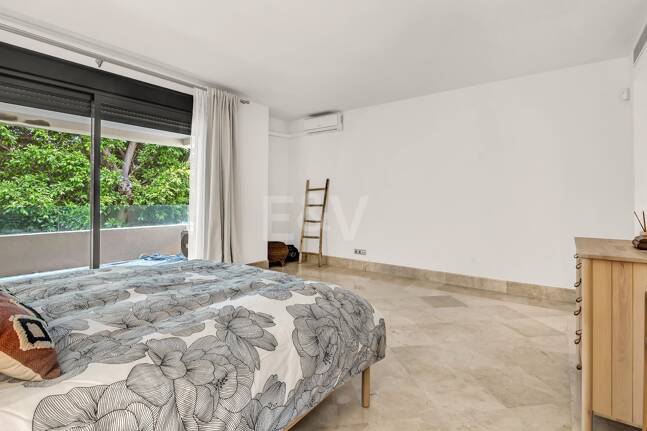 Elegant Beachside Appartement dans la communauté sécurisée de Los Monteros