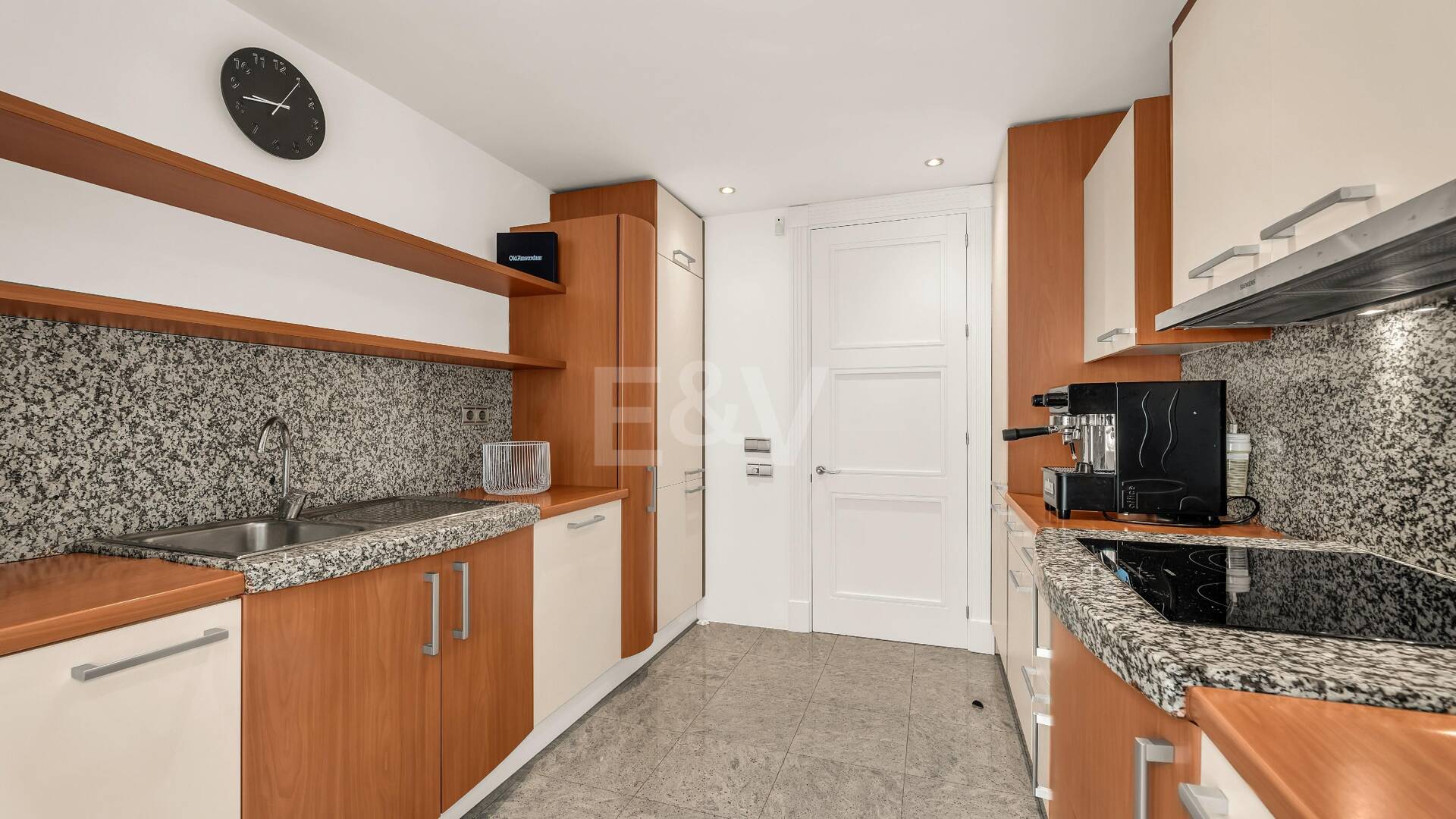 Elegant Beachside Appartement dans la communauté sécurisée de Los Monteros