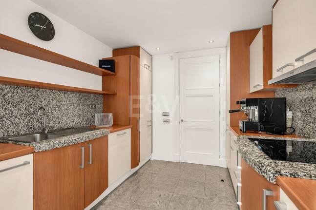 Elegant Beachside Appartement dans la communauté sécurisée de Los Monteros