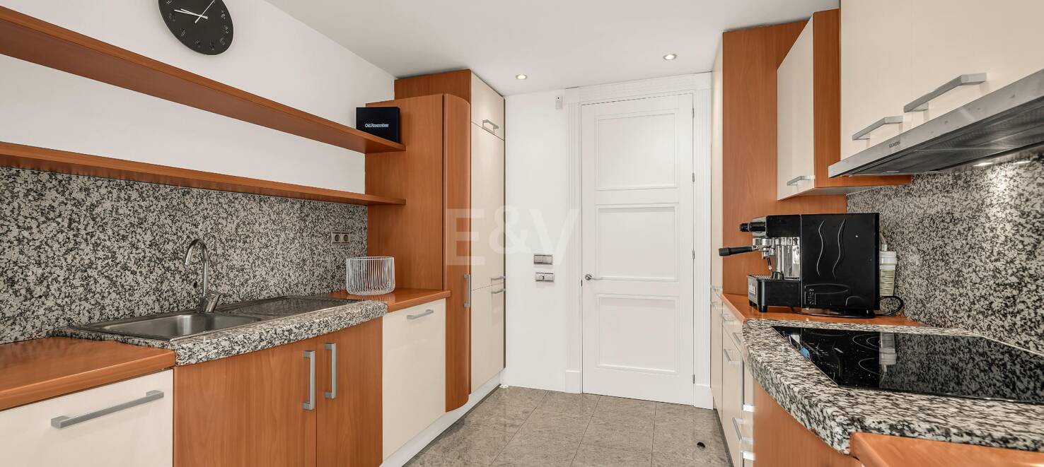 Elegant Beachside Apartment in the Secure Gated Community of Los Monteros