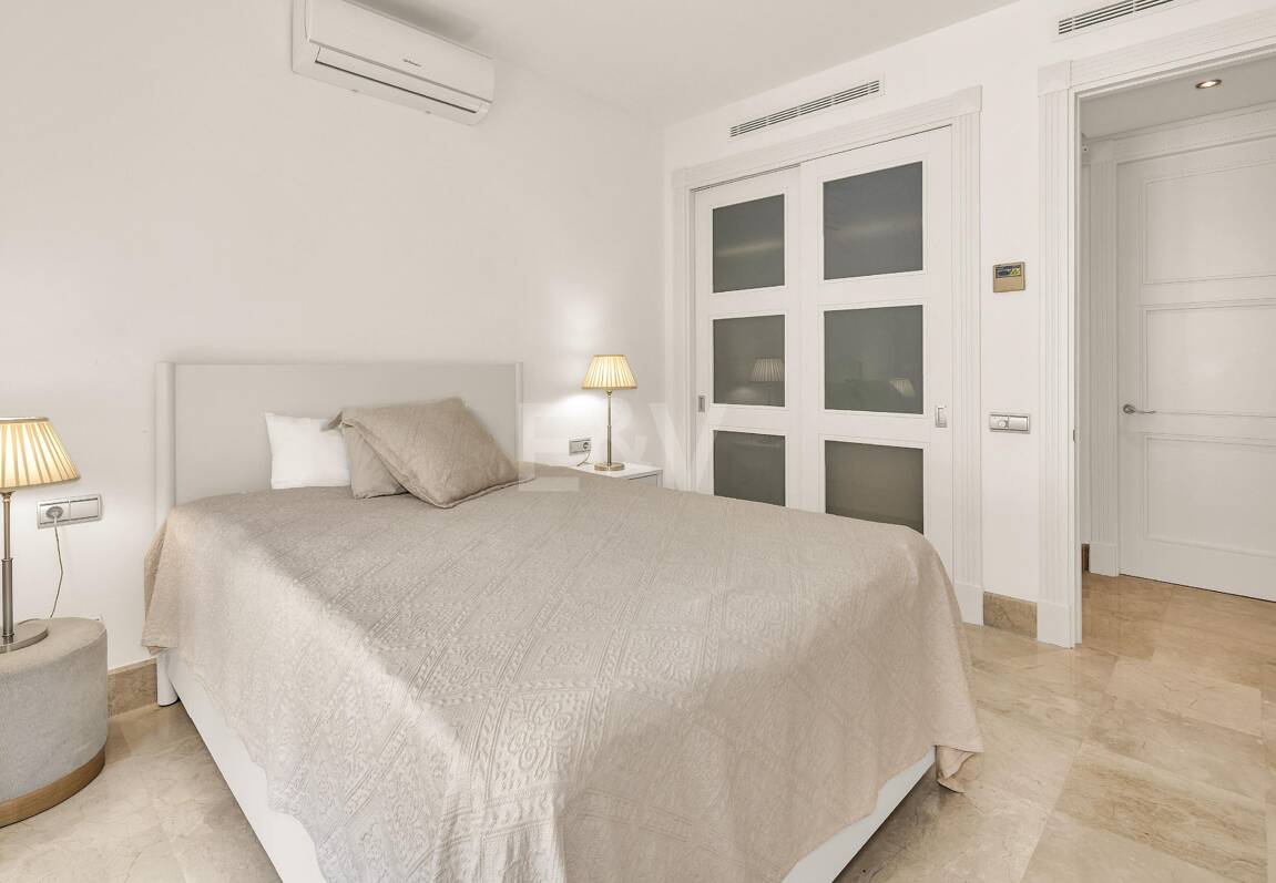 Elegant Beachside Appartement dans la communauté sécurisée de Los Monteros