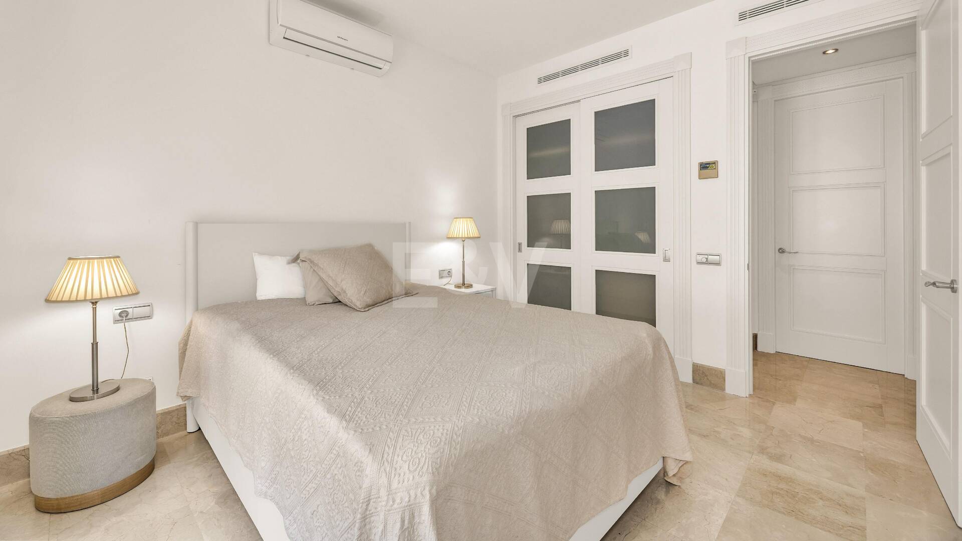 Elegant Beachside Appartement dans la communauté sécurisée de Los Monteros