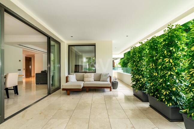 Elegant Beachside Appartement dans la communauté sécurisée de Los Monteros