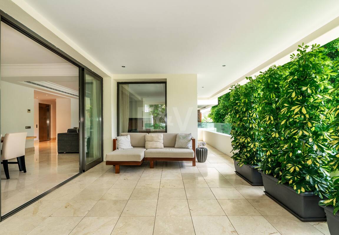 Elegant Beachside Appartement dans la communauté sécurisée de Los Monteros