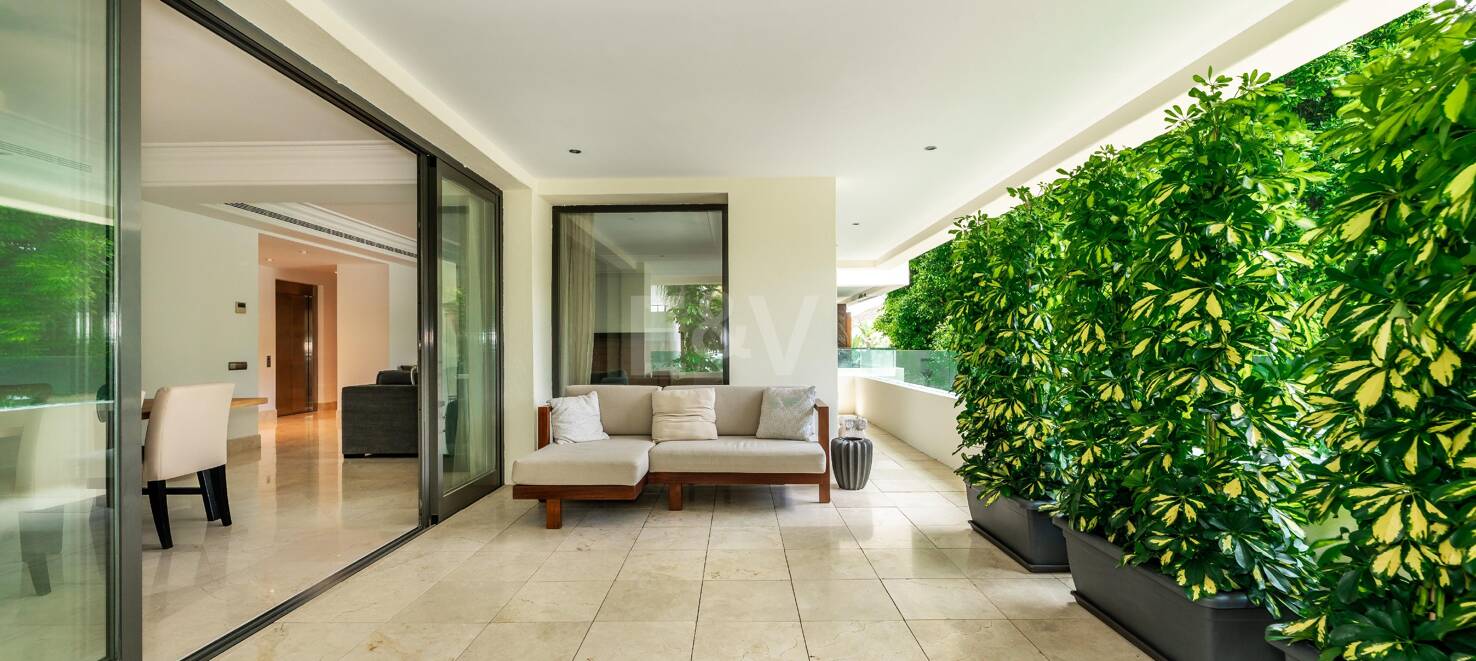 Elegant Beachside Apartment in the Secure Gated Community of Los Monteros
