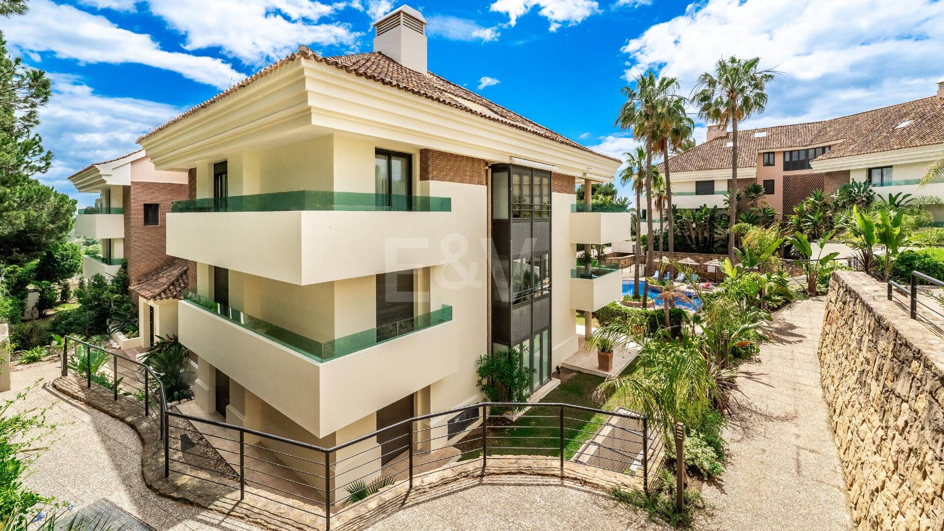 Elegant Beachside Appartement dans la communauté sécurisée de Los Monteros