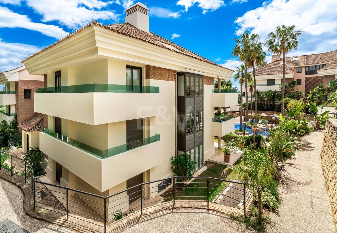 Elegant Beachside Appartement dans la communauté sécurisée de Los Monteros