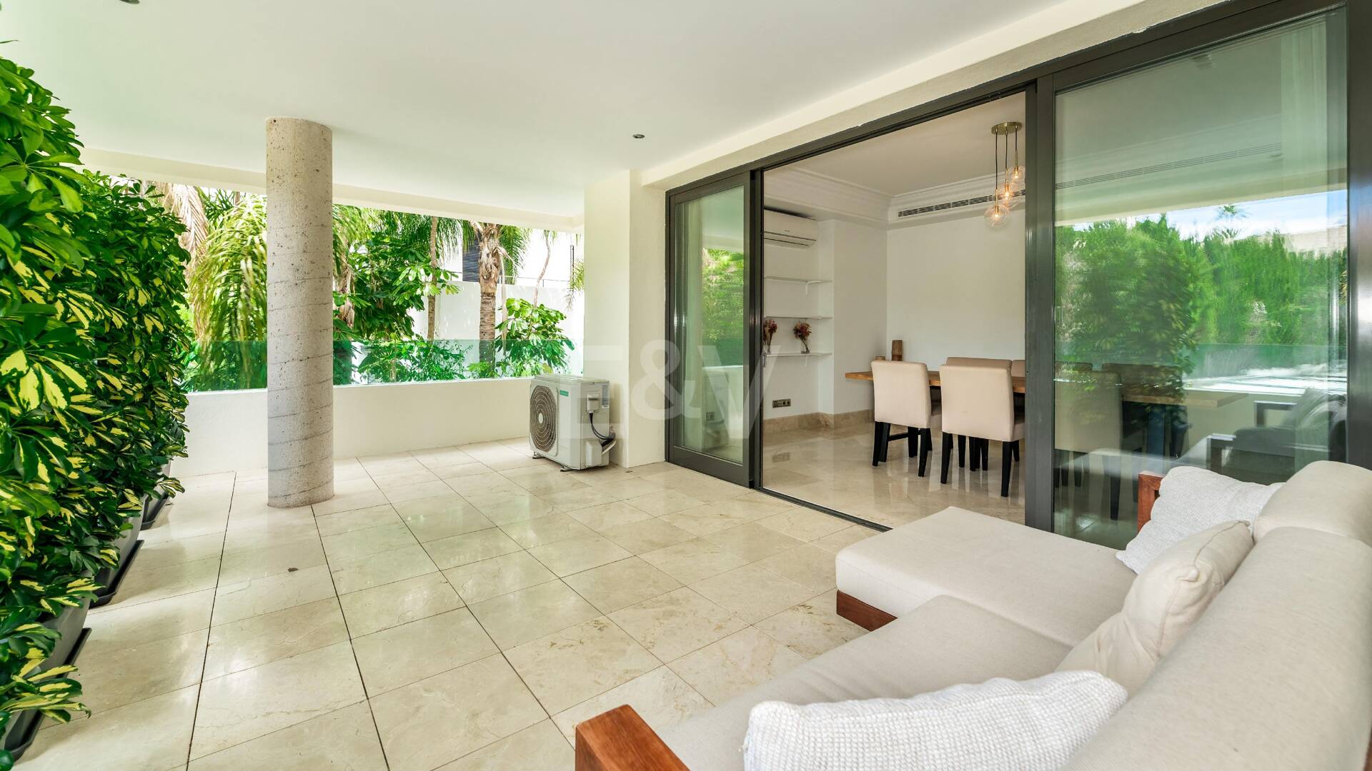 Elegant Beachside Appartement dans la communauté sécurisée de Los Monteros