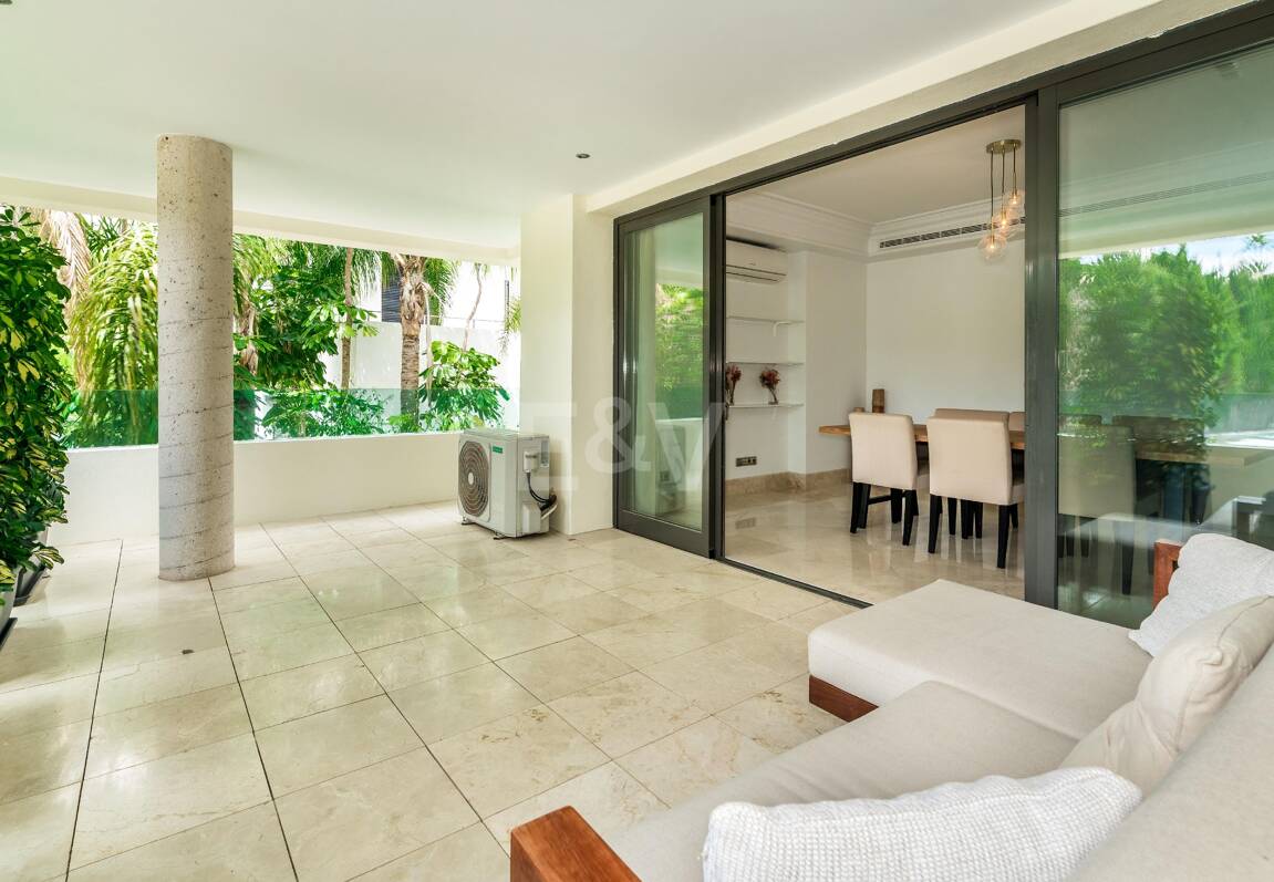 Elegant Beachside Appartement dans la communauté sécurisée de Los Monteros