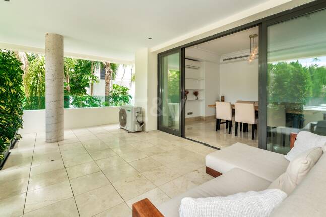 Elegant Beachside Appartement dans la communauté sécurisée de Los Monteros