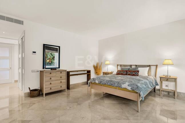 Elegant Beachside Appartement dans la communauté sécurisée de Los Monteros