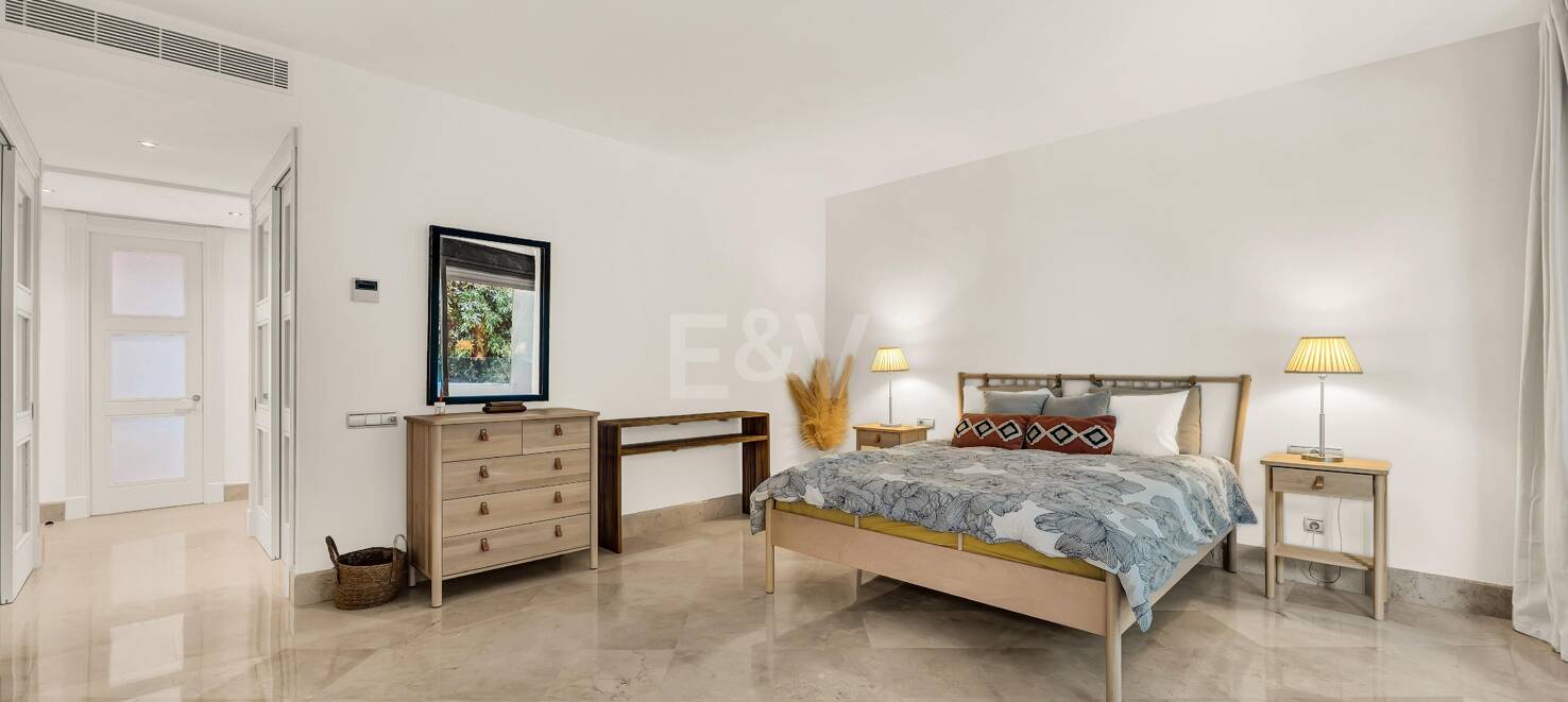 Elegant Beachside Apartment in the Secure Gated Community of Los Monteros