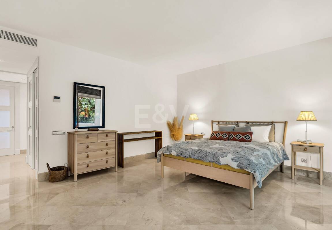 Elegant Beachside Appartement dans la communauté sécurisée de Los Monteros