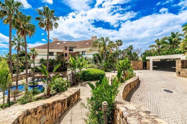 Elegant Beachside Appartement dans la communauté sécurisée de Los Monteros