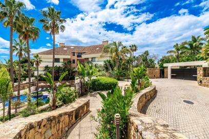 Elegant Beachside Appartement dans la communauté sécurisée de Los Monteros