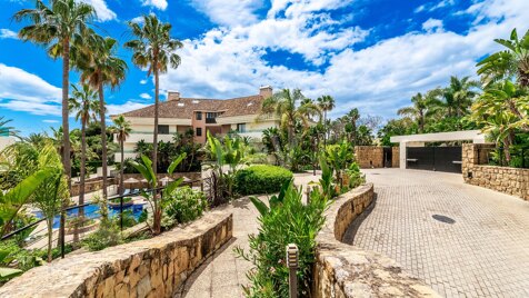 Elegant Beachside Lägenhet i den säkra gated gemenskapen av Los Monteros