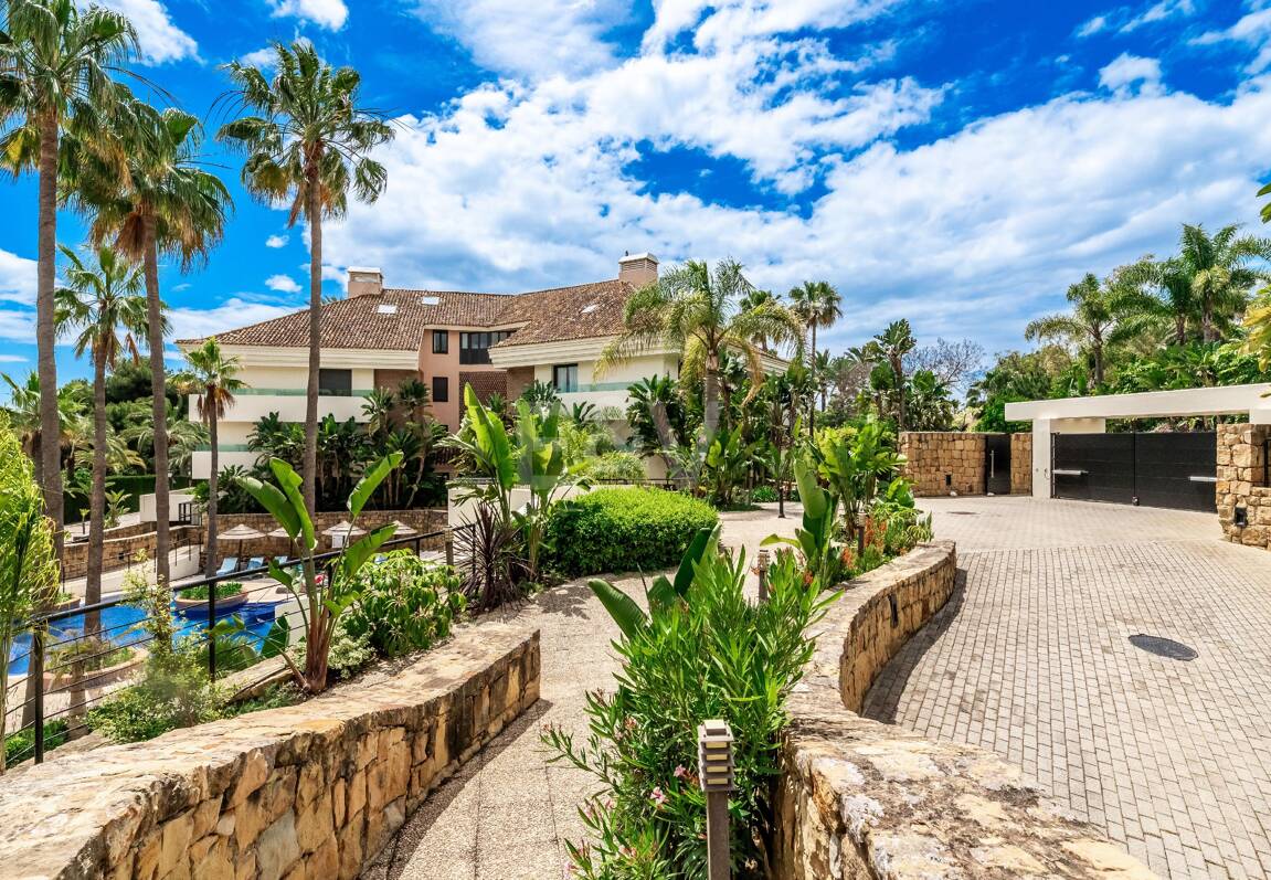 Elegant Beachside Appartement dans la communauté sécurisée de Los Monteros