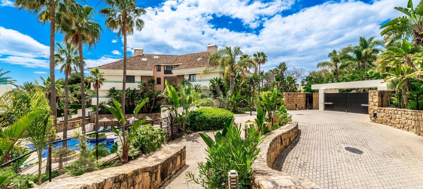 Elegant Beachside Apartment in the Secure Gated Community of Los Monteros