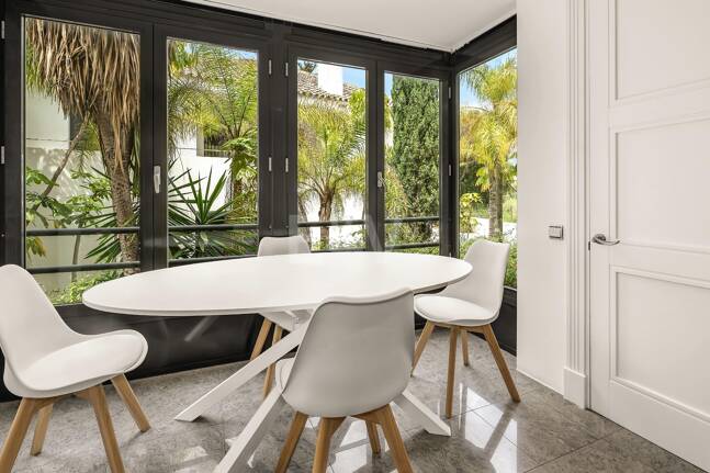 Elegant Beachside Appartement dans la communauté sécurisée de Los Monteros