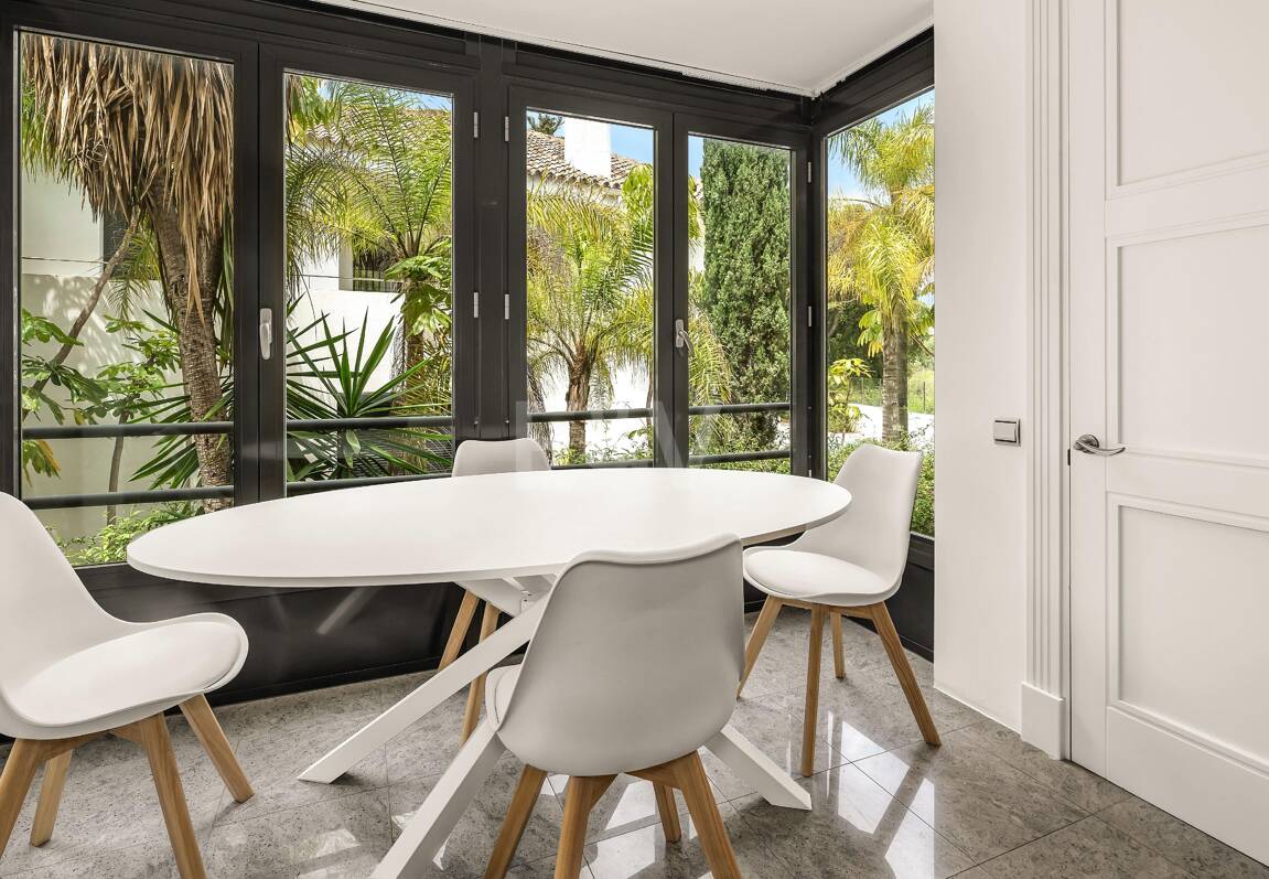 Elegant Beachside Appartement dans la communauté sécurisée de Los Monteros