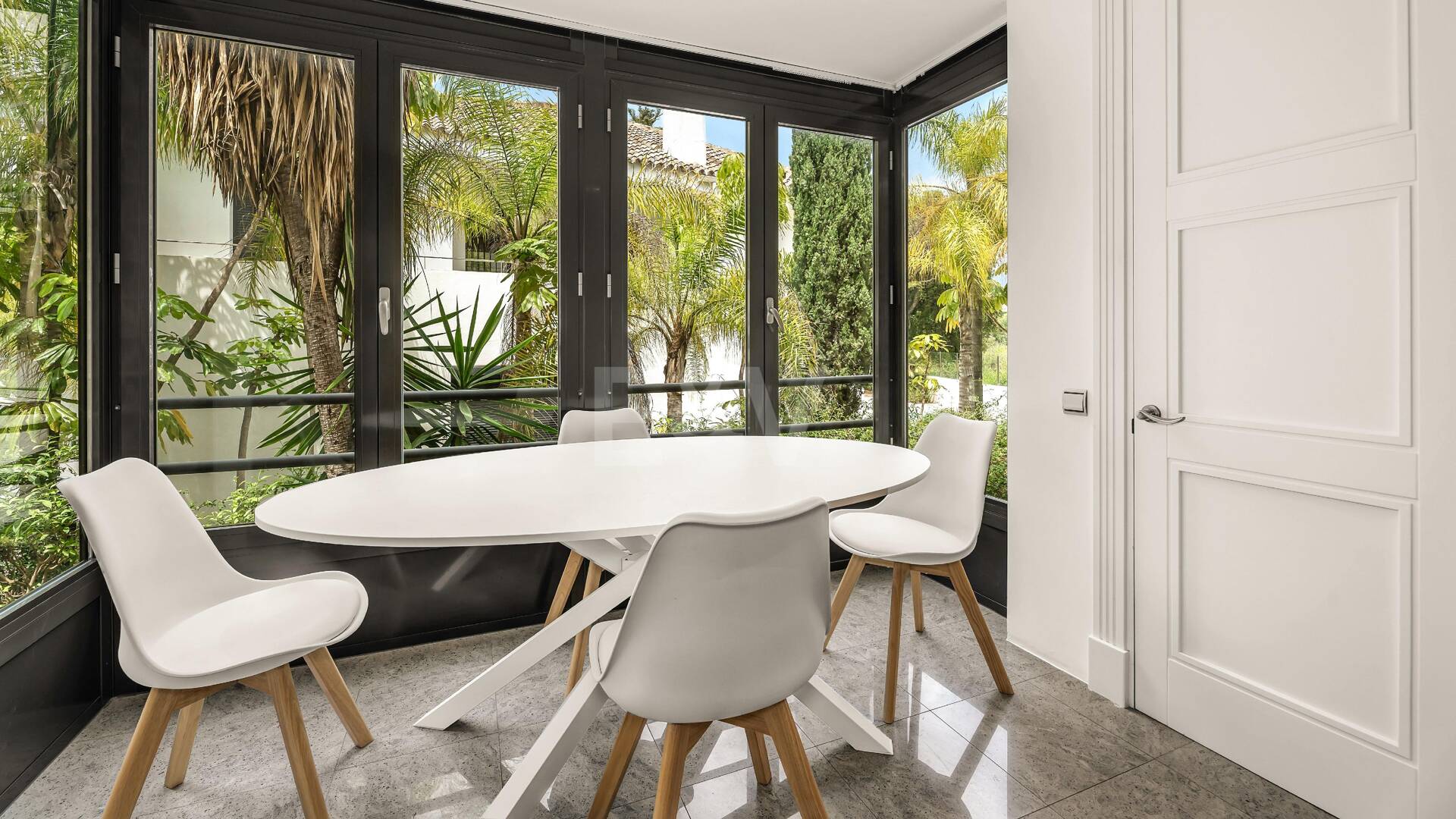 Elegant Beachside Appartement dans la communauté sécurisée de Los Monteros