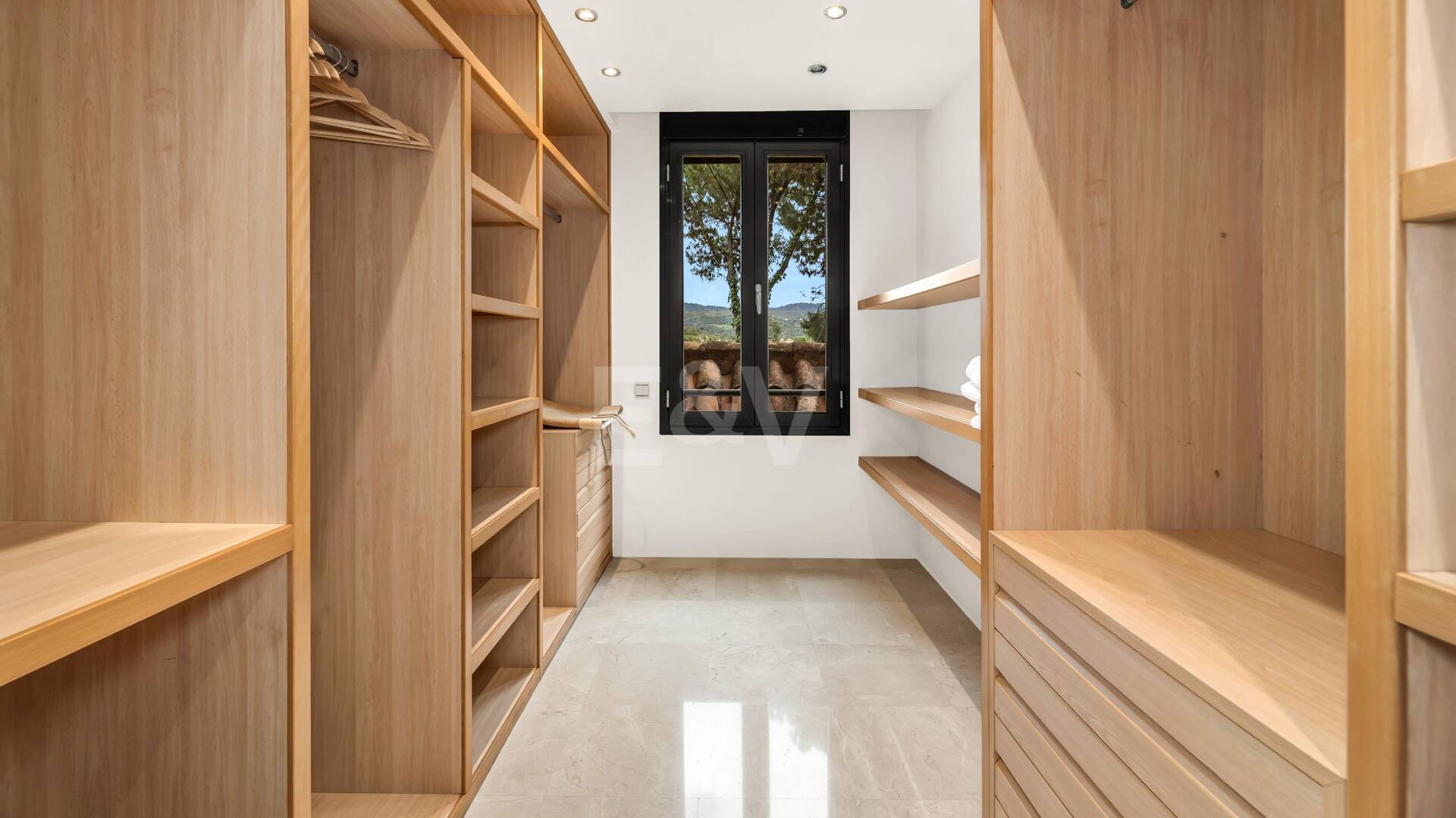 Elegant Beachside Appartement dans la communauté sécurisée de Los Monteros