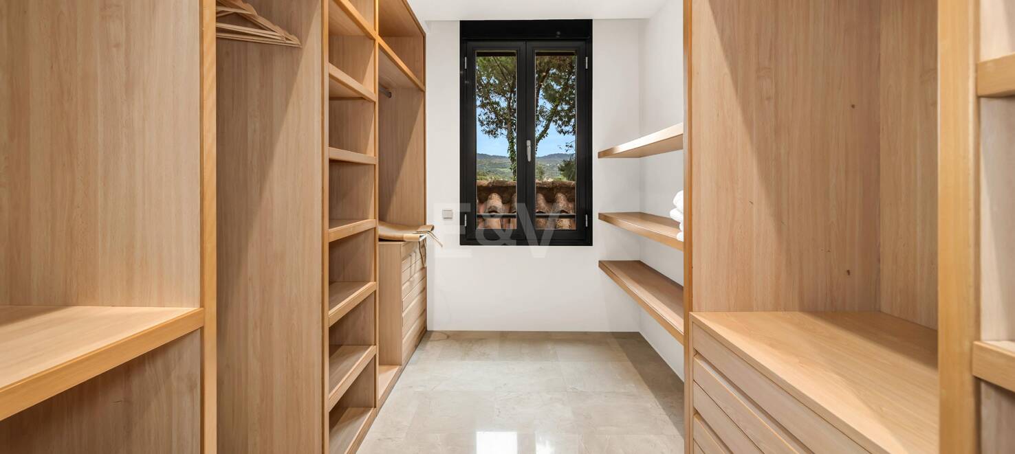 Elegant Beachside Apartment in the Secure Gated Community of Los Monteros