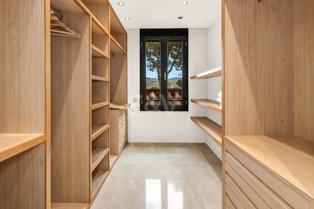 Elegant Beachside Appartement dans la communauté sécurisée de Los Monteros