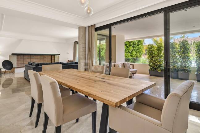 Elegant Beachside Appartement dans la communauté sécurisée de Los Monteros