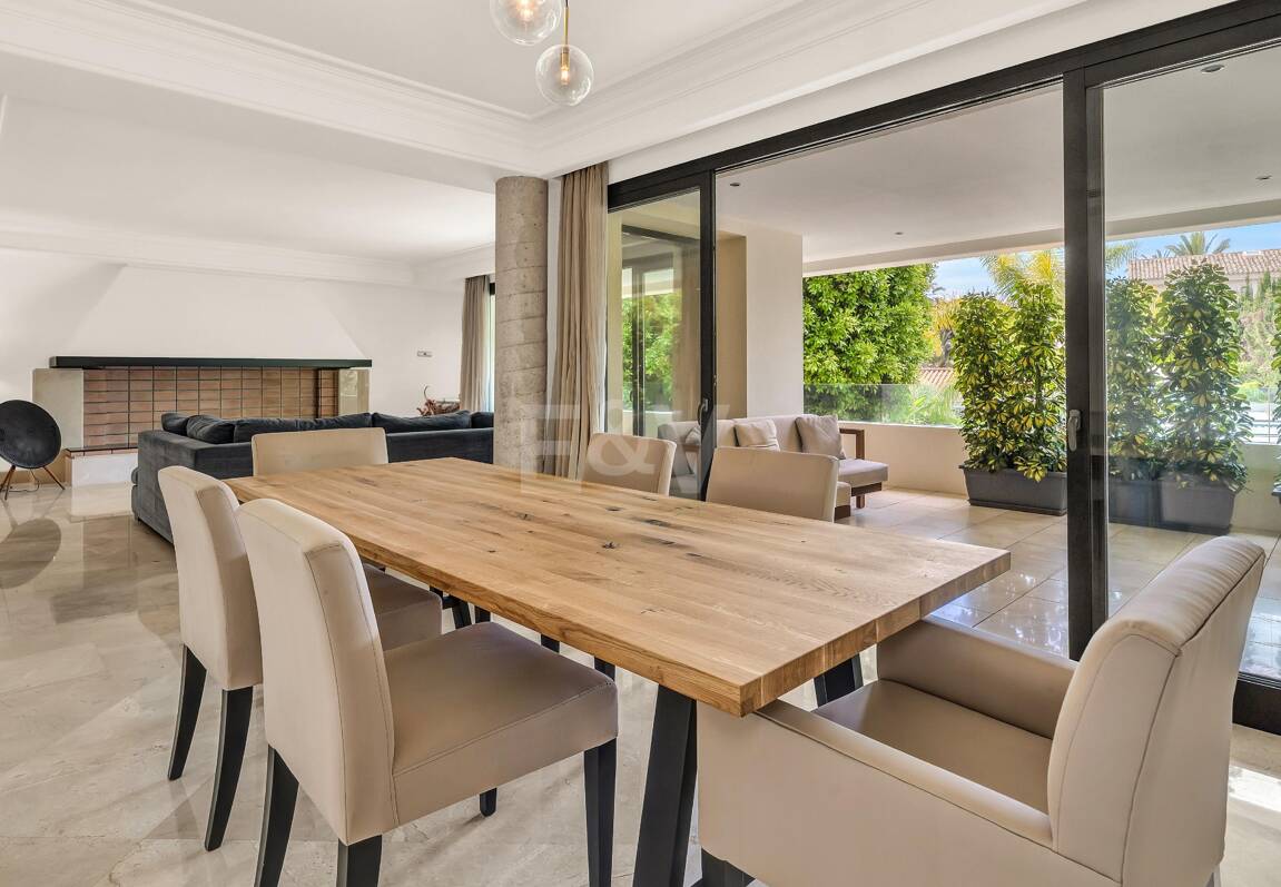 Elegant Beachside Appartement dans la communauté sécurisée de Los Monteros