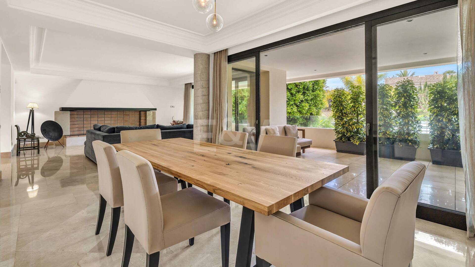 Elegant Beachside Appartement dans la communauté sécurisée de Los Monteros