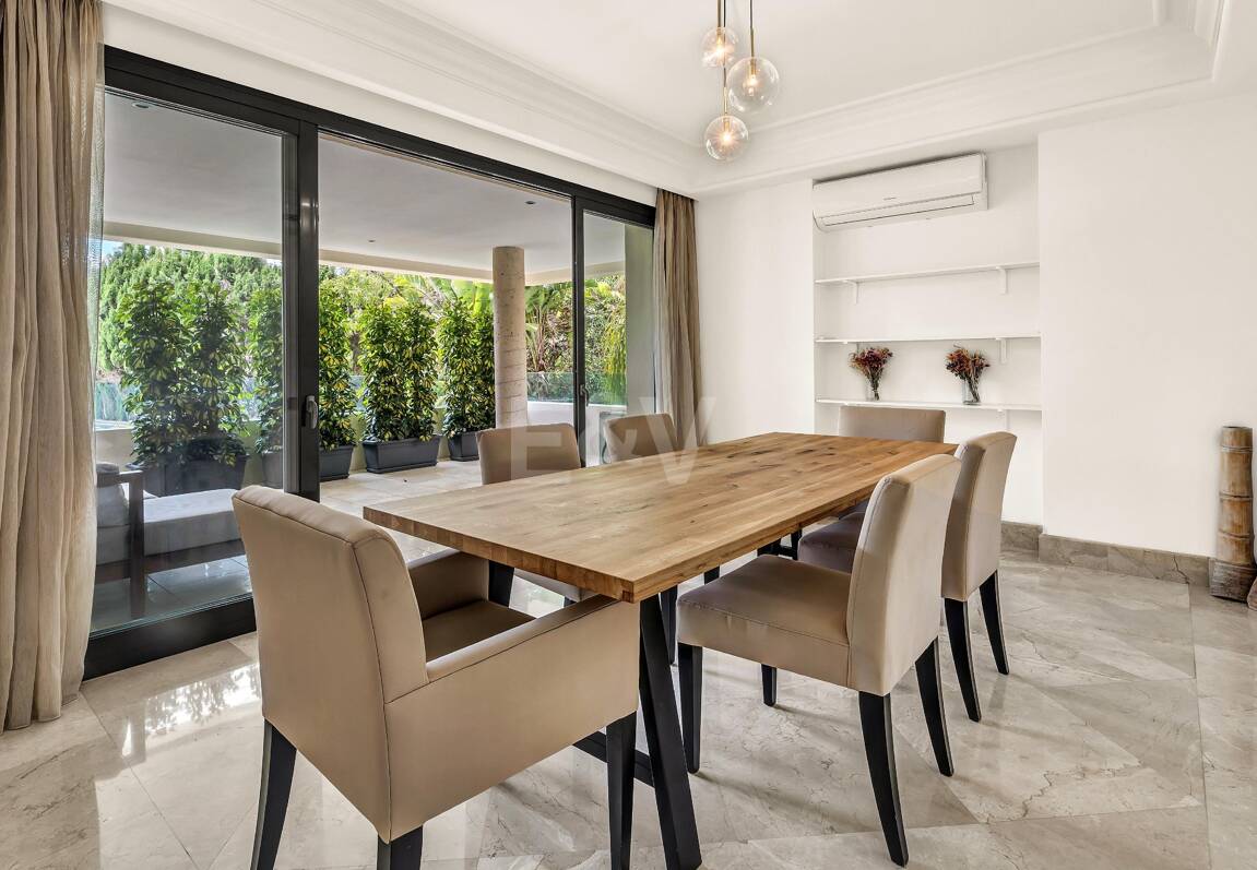 Elegant Beachside Appartement dans la communauté sécurisée de Los Monteros