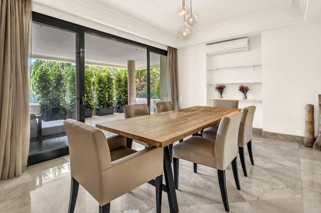 Elegant Beachside Appartement dans la communauté sécurisée de Los Monteros