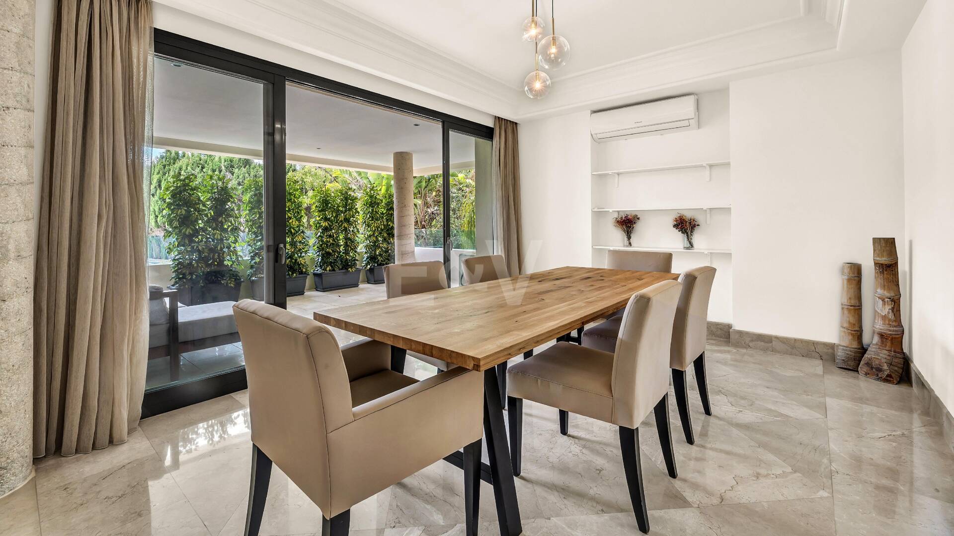 Elegant Beachside Appartement dans la communauté sécurisée de Los Monteros