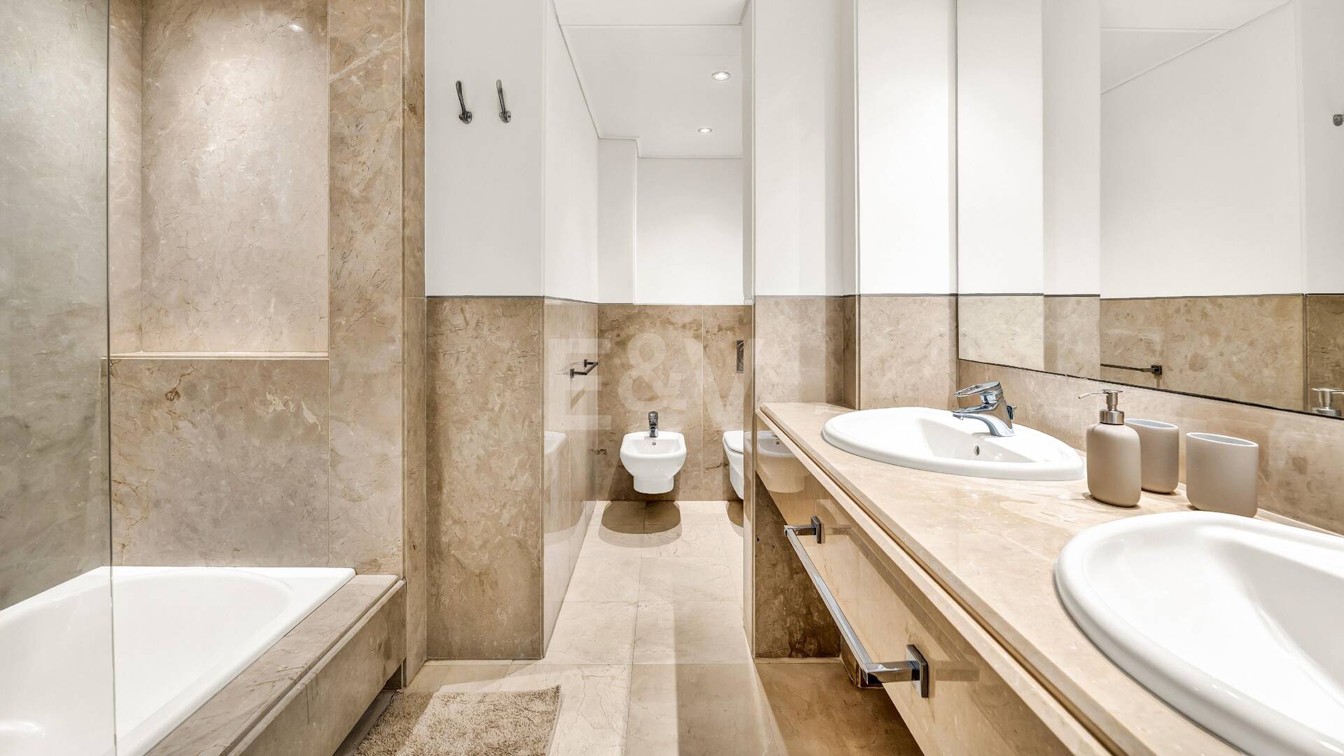 Elegant Beachside Appartement dans la communauté sécurisée de Los Monteros