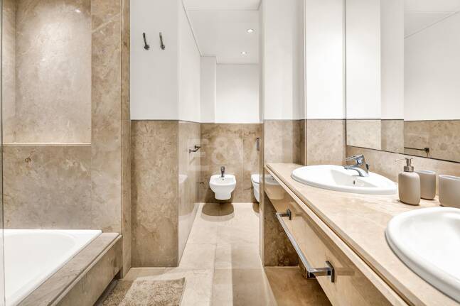 Elegant Beachside Appartement dans la communauté sécurisée de Los Monteros